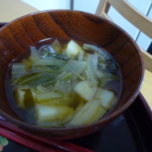 ふきのとう・白菜・じゃがいも・たまねぎの味噌汁